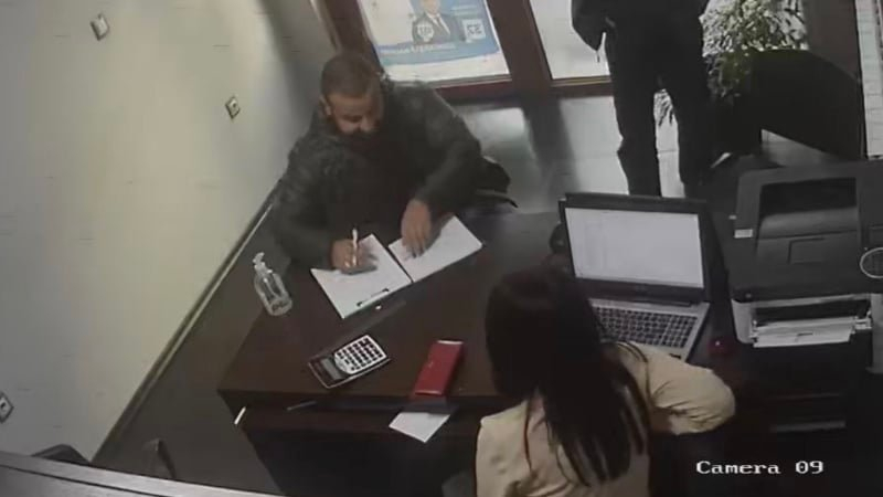 Скандално видео в БЛИЦ! Ченгета на Рашков притискат симпатизанти на ГЕРБ часове преди вота!
