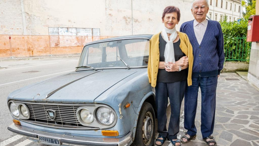 Семейство паркира колата си пред дома си през 1974 година и нито веднъж не я мръдна СНИМКИ