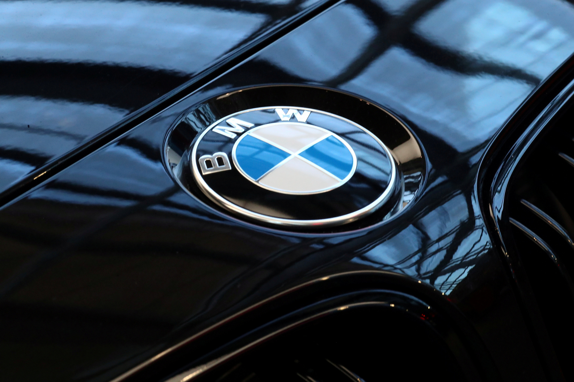 Нови шпионски СНИМКИ показаха най-големия джип на BMW - X8