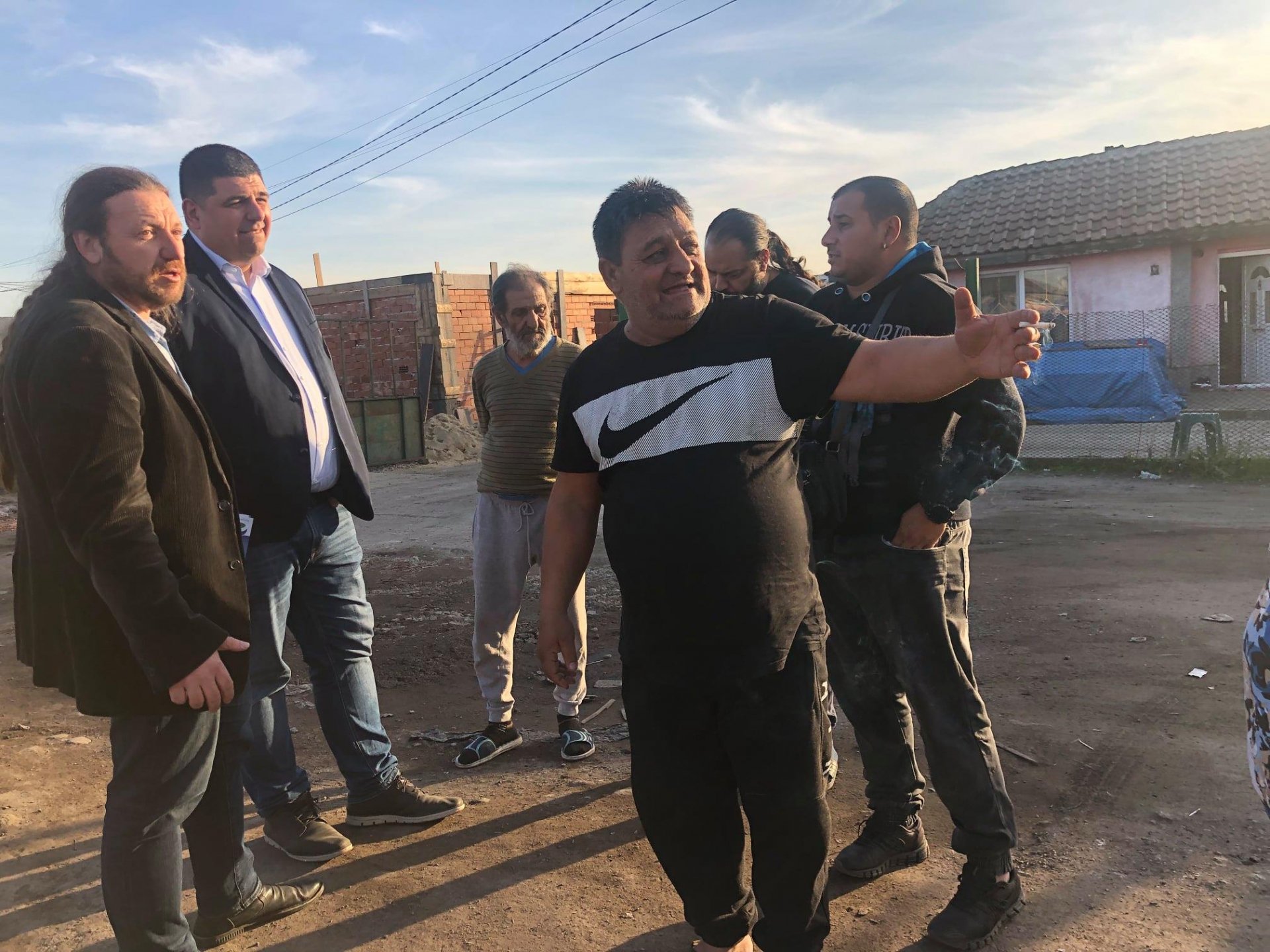 Какво прави Иво Мирчев в циганската махала ден преди изборите? СНИМКИ