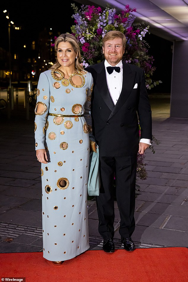 Кралицата на Нидерландия изненадващо се появи в рокля с деколте СНИМКИ 
