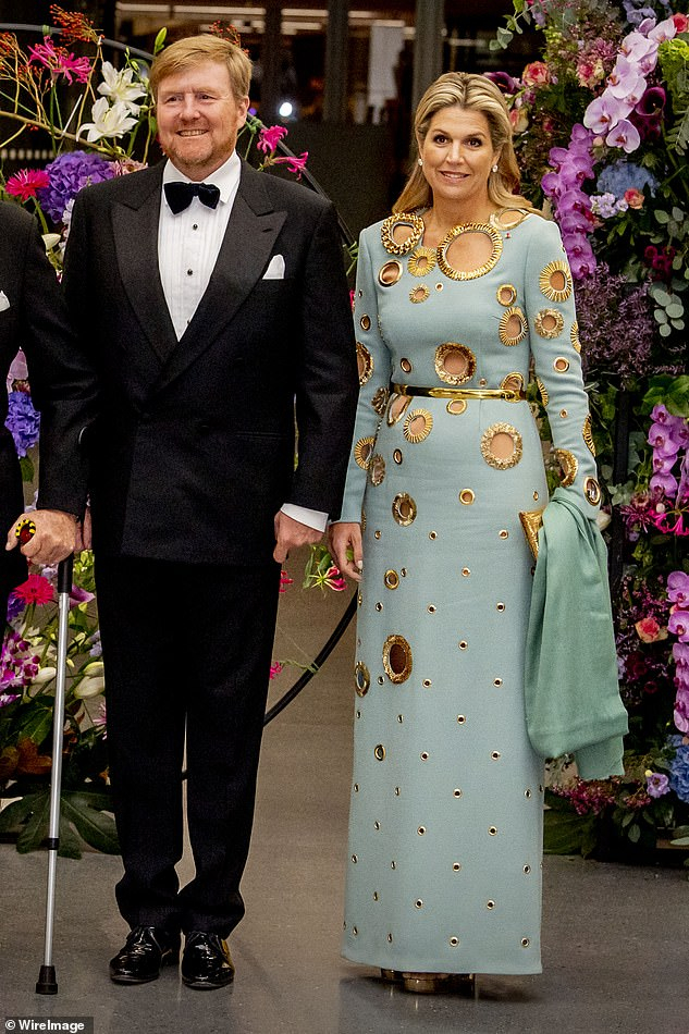 Кралицата на Нидерландия изненадващо се появи в рокля с деколте СНИМКИ 