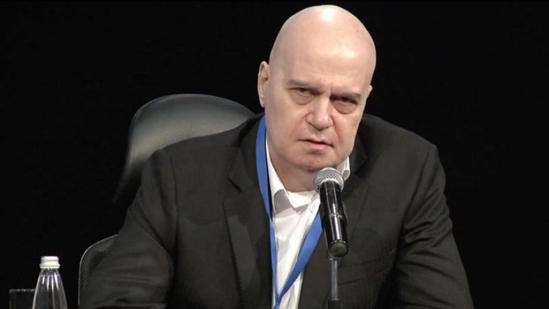 Хората на Слави готвят предизвикан провал на НС, предупреди политологът Огнян Минчев