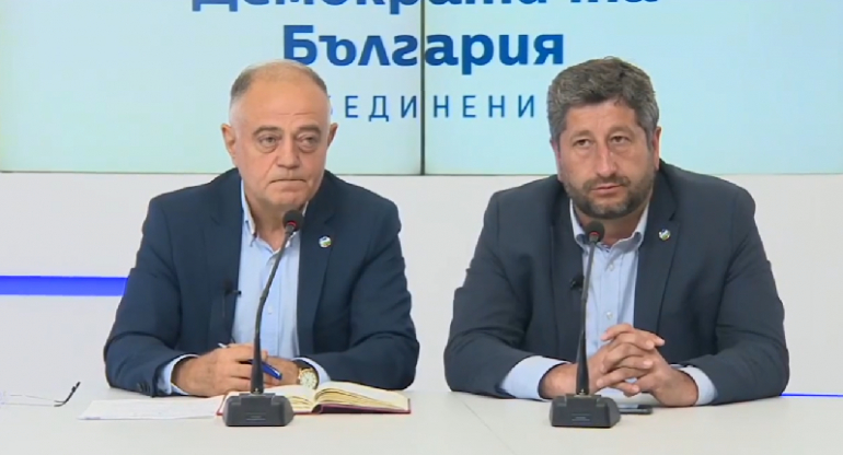 ПР експерт посочи защо са НЕдостойни оставките на Христо Иванов и ген. Атанасов