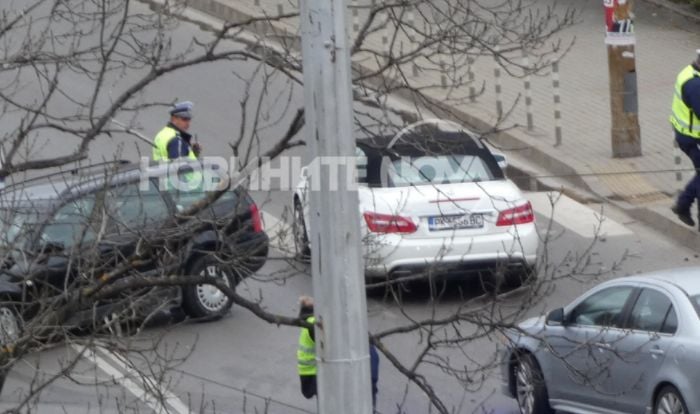 Джип кацна на стълбище след зрелищен сблъсък в София СНИМКИ 