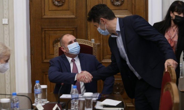 Димчев: Президентът-премиер ще връчи премиерски мандат на премиерът-противоконституционен министър