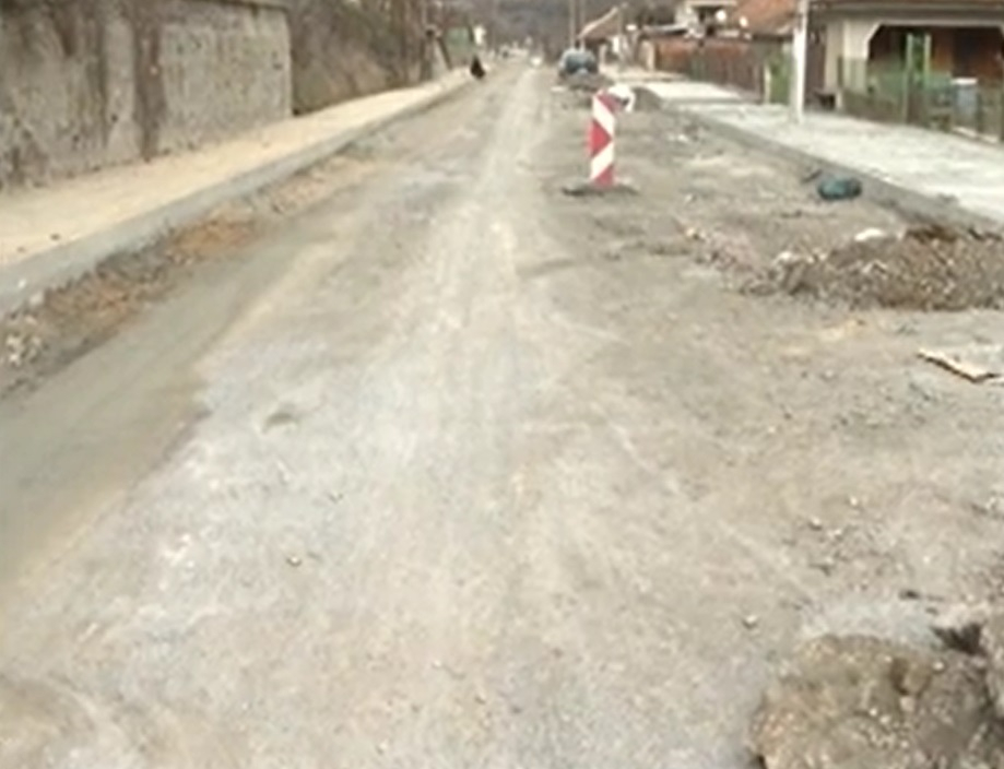 Във вранчанско село ревнаха: Нямат асфалт и на пътя зеят шахти СНИМКИ 