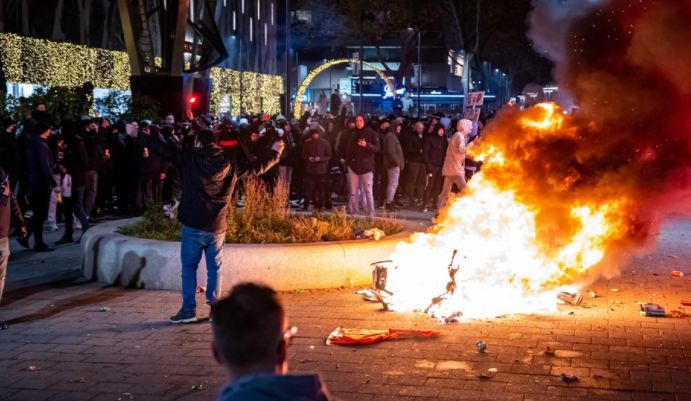 Кръв се лее: Погроми и "оргия на насилие" на антиваксъри в Ротердам тази нощ, полицията откри огън  ВИДЕО