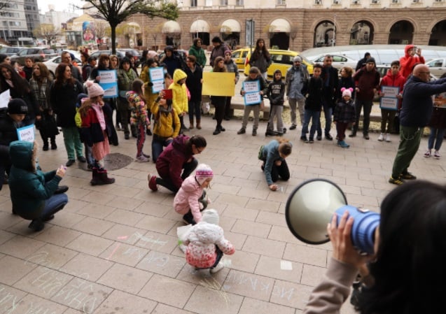 Недоволни родители на ученици протестираха в София 