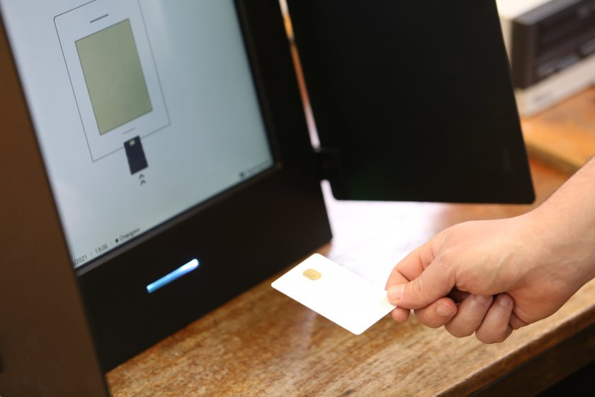 Пак издънка: Изчезнаха картите за гласуване в секция в Бургас