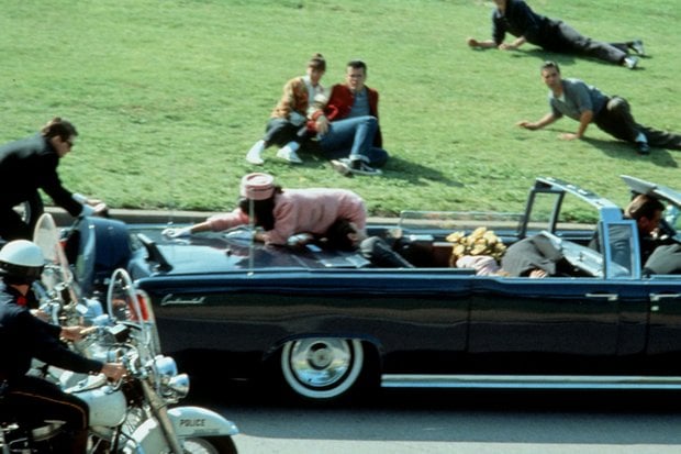 Преди 58 години: Любител заснема бруталното убийство на Кенеди СНИМКИ 18+