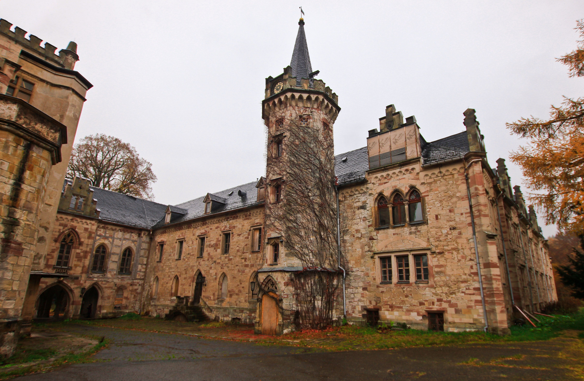 Великолепни европейски замъци, в които няма да ви пуснат, въпреки че са изоставени