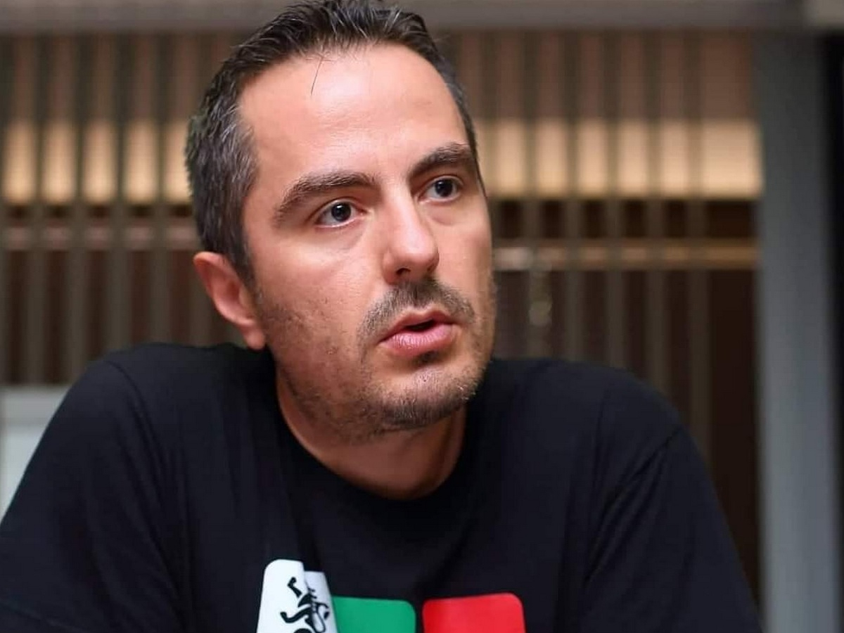 Бургаски депутат от "Възраждане" разговаря с репортери чрез медиатор