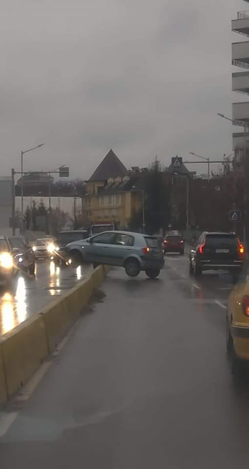 Ужасяващ инцидент с кола върху мантинела и в София тази сутрин СНИМКИ 