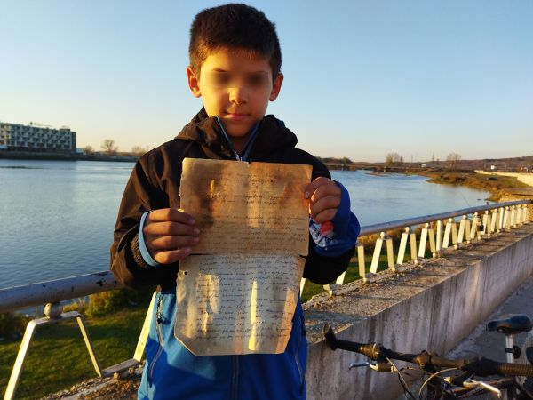 9-г. момченце намери бутилка с бележка в Марица, отвори я и се разплака от прочетеното СНИМКИ