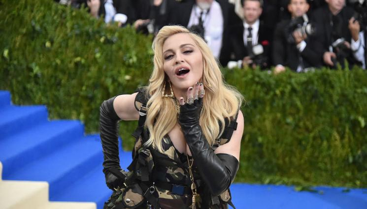 63-годишната Мадона се разчекна безсрамно полугола от спалнята СНИМКИ 18+