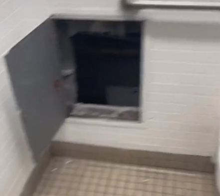 Младеж се натъкна на зловеща находка в училищна тоалетна ВИДЕО 