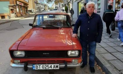 Търновски адвокат събира погледите на съгражданите си с 50-г. съветско возило СНИМКИ 