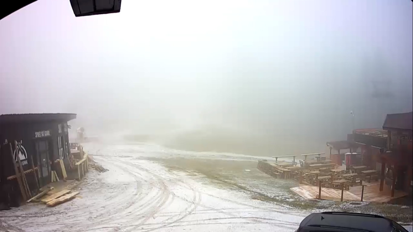 Сняг се сипе от ранни зори над един от родните курорти ВИДЕО 