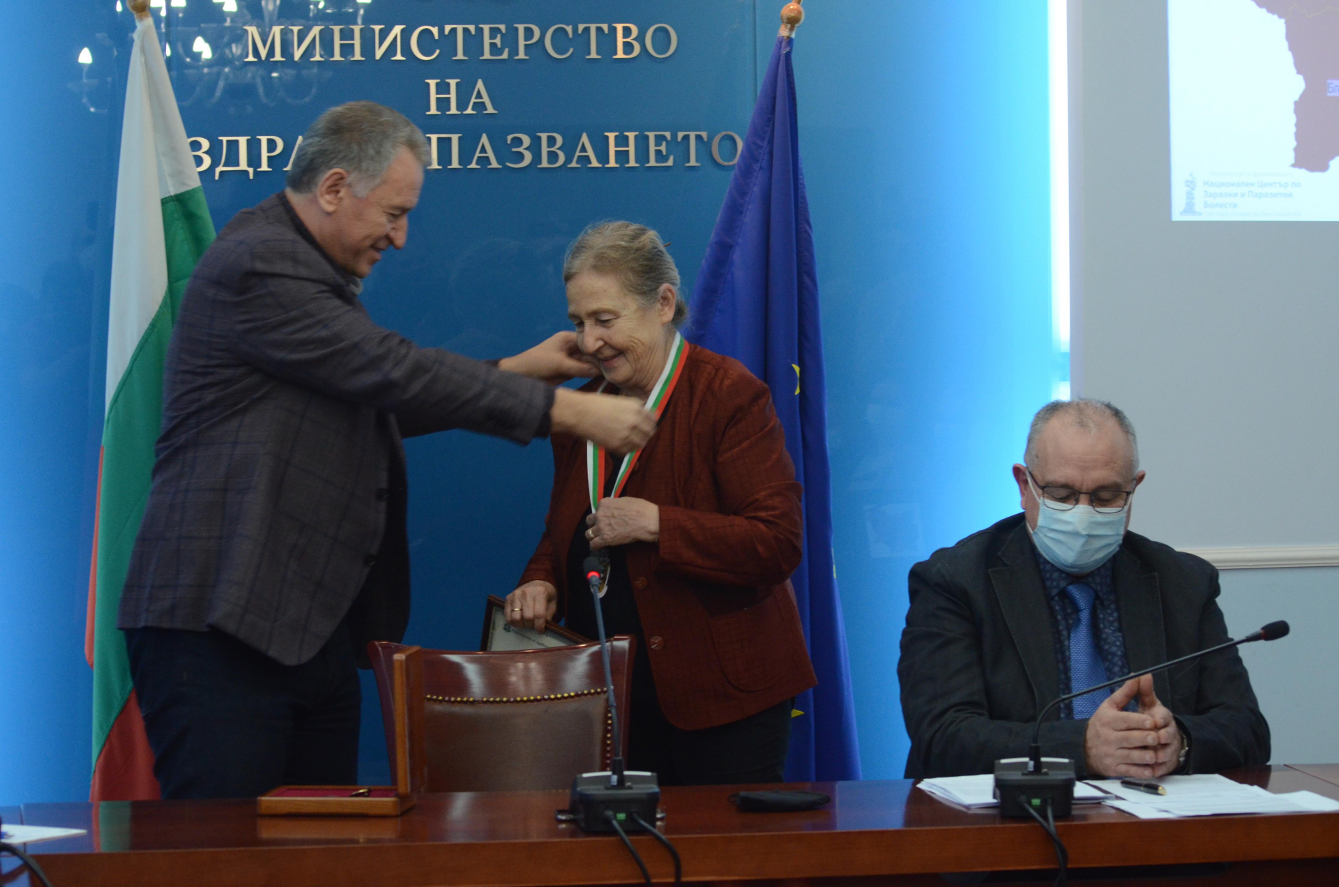 Епидемиолог за наградена от Кацаров: Мислех, че съм попаднал на публикация от "Неновините"