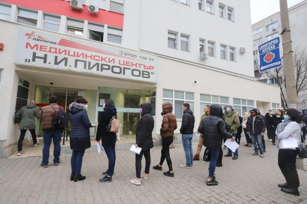 Не е за вярване какво се случва пред ваксинационните пунктове в София СНИМКИ