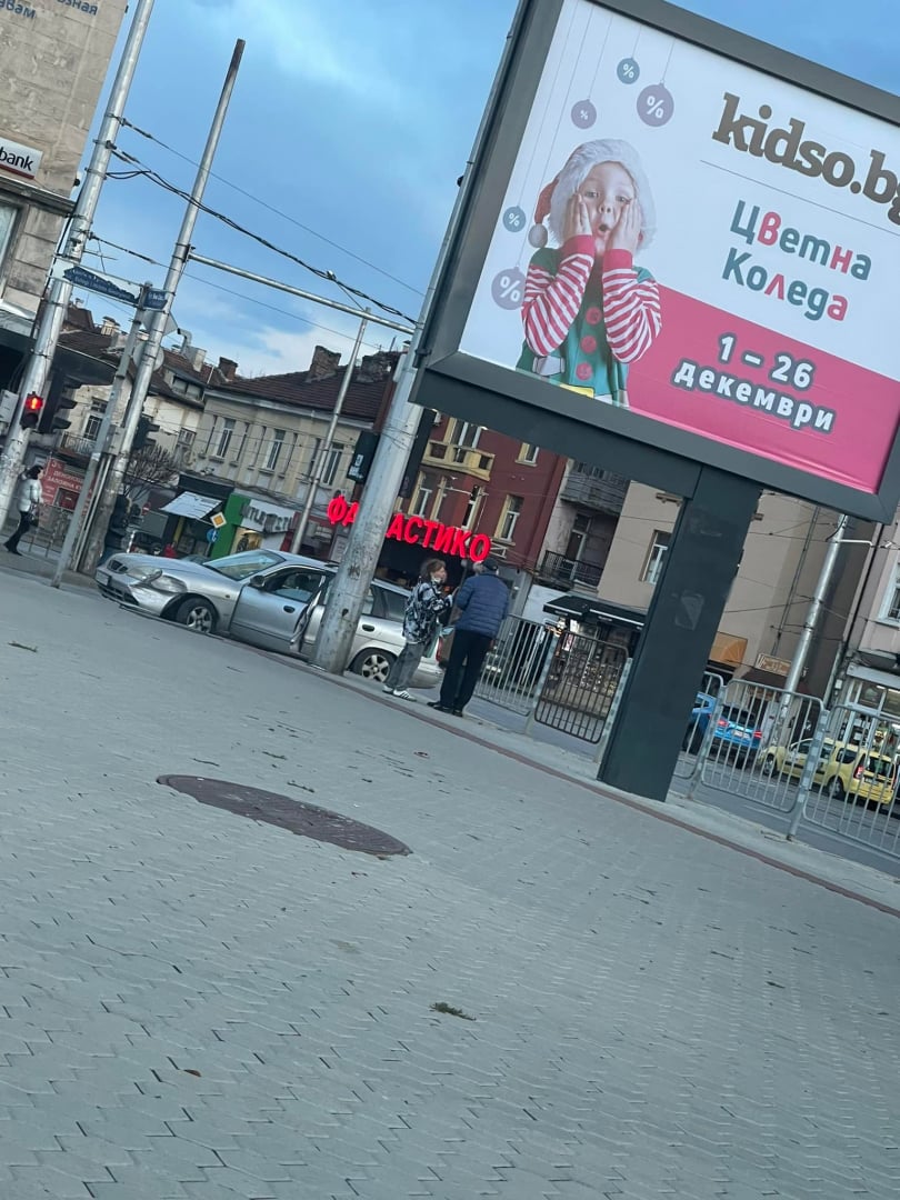 Първо в БЛИЦ! Адско меле до Театър София СНИМКА