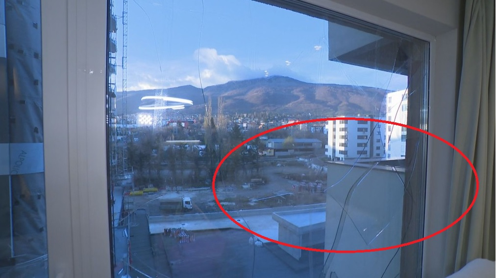 Греда от строеж се заби в прозорец на апартамент с бебе посред нощ в София СНИМКИ