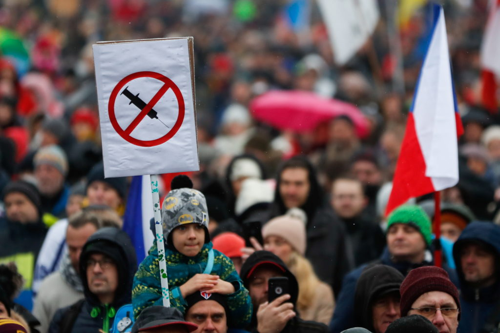 Масови протести в Чехия срещу К-19 мерките, болниците се пръскат по шевовете 