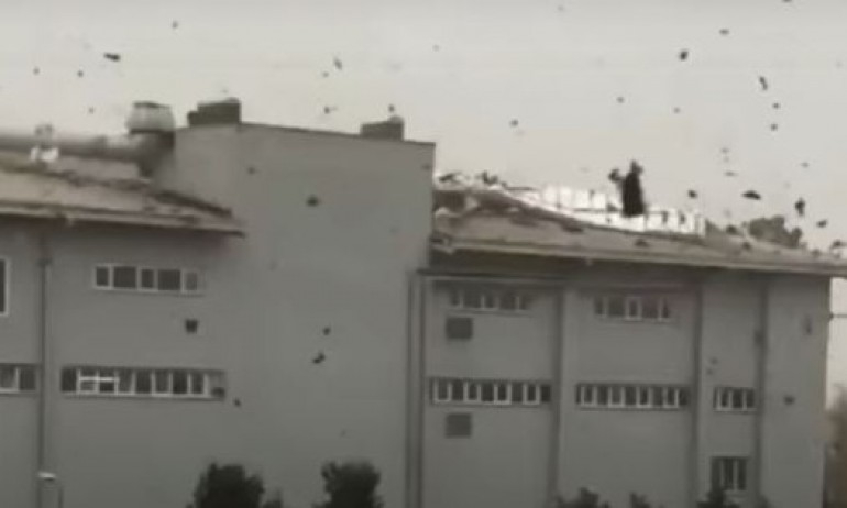 Чудовищната буря в Истанбул взе жертви, а български тир се обърна ВИДЕО