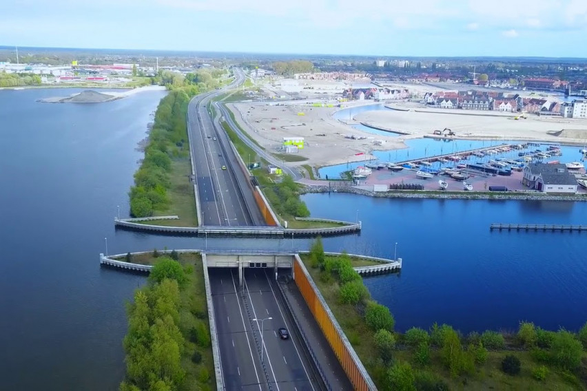 Необичаен мост в Нидерландия обръща нещата с главата надолу