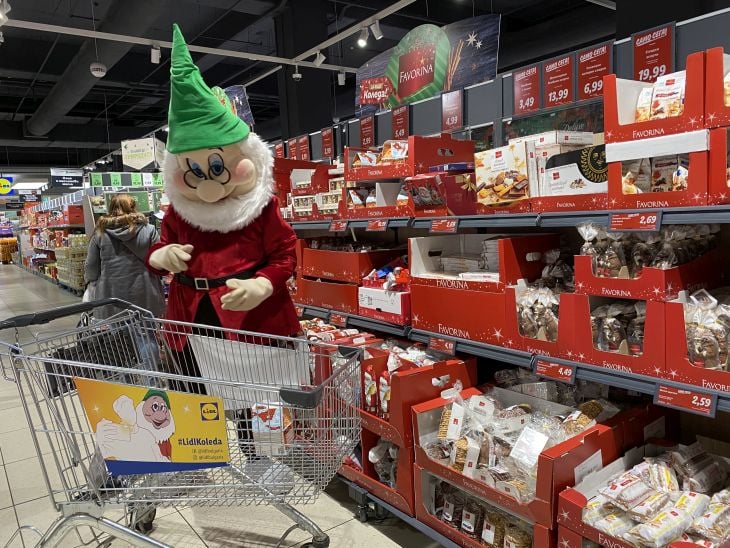 ИЗНЕНАДА! Джуджето на дядо Коледа пазарува редом с посетителите във верига магазини