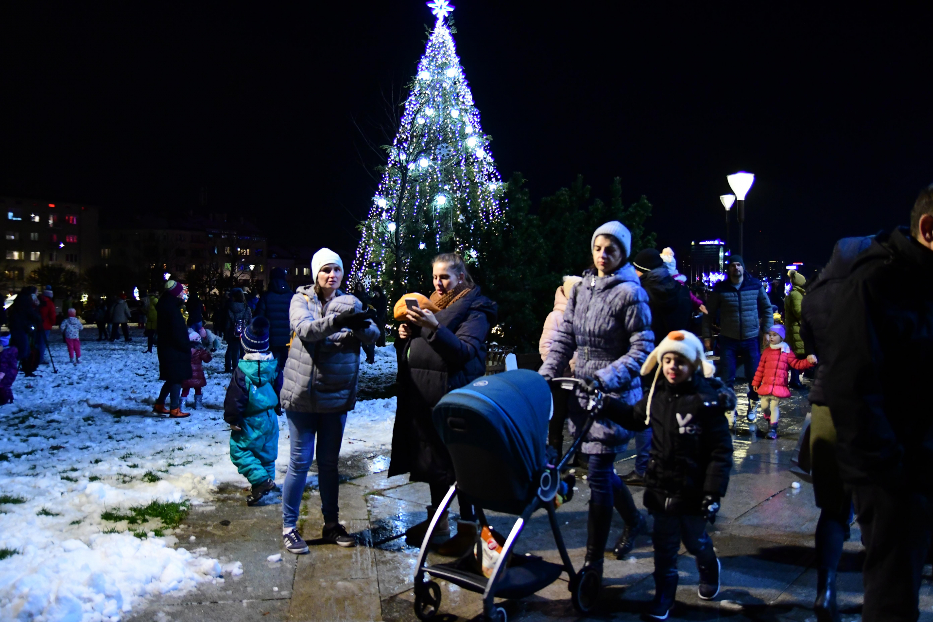 Малко празнично чудо в София, всички се радват ВИДЕО