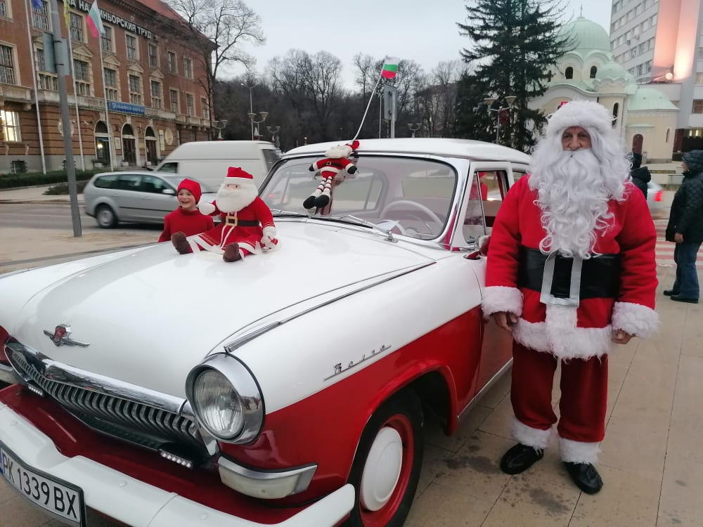 Дядо Коледа събра очите на площада в Перник с возилото си СНИМКИ 