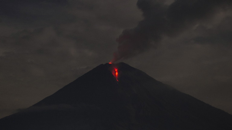 Вулканът Семеру в Индонезия отново изригна ВИДЕО