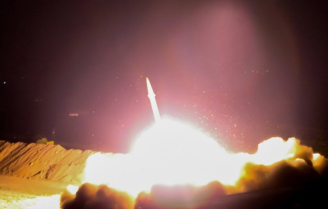 Извънредно! Експлозия в небето над ирански ядрен обект СНИМКА