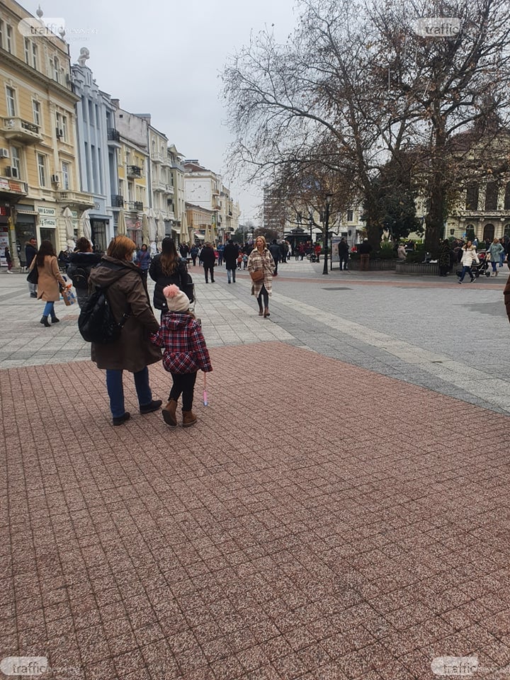 Главната на Пловдив почерня от народ, а заведенията... СНИМКИ 