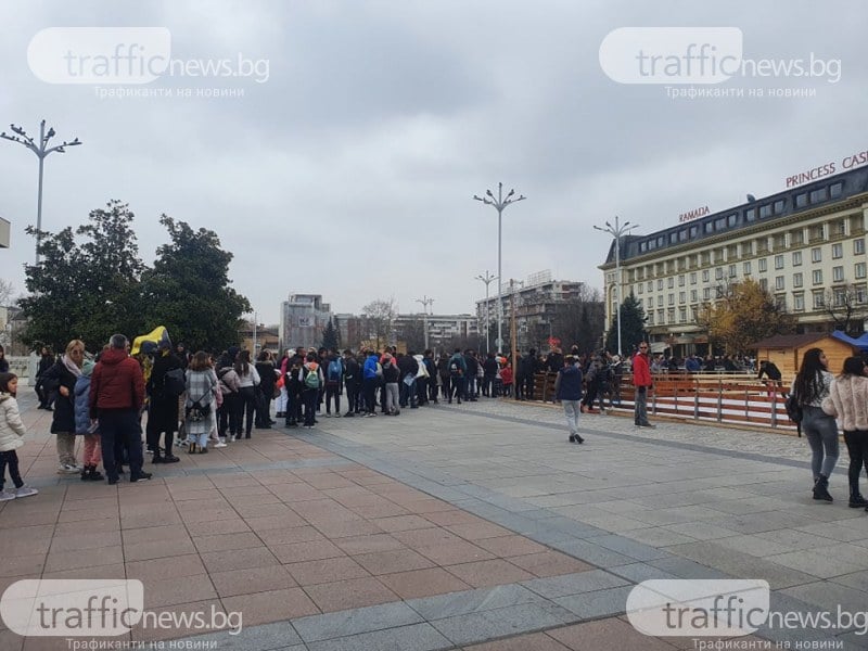 Главната на Пловдив почерня от народ, а заведенията... СНИМКИ 