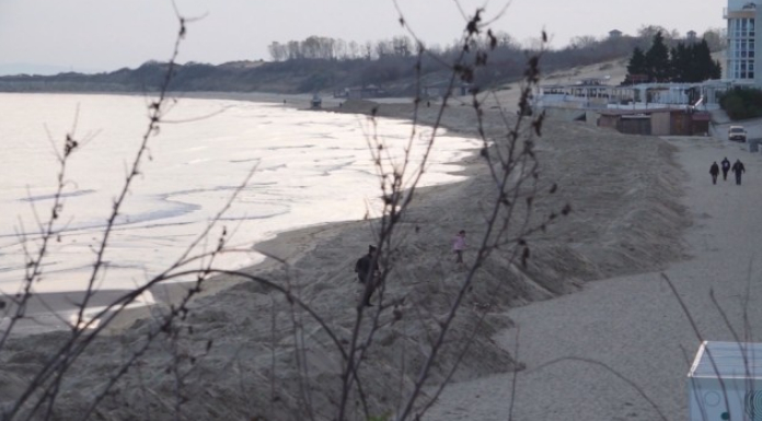 Очевидци: Тежка техника разкопава един от плажовете в Равда ВИДЕО