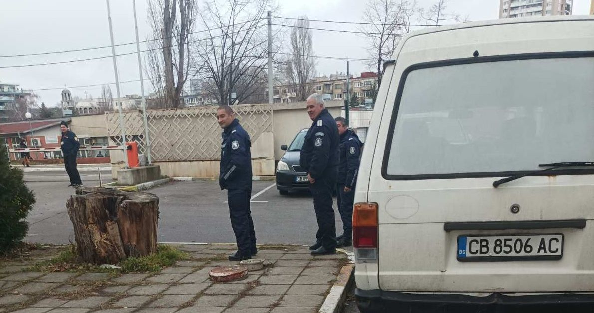 Репресия: Полиция заварди входа на редакцията на "Труд" СНИМКА