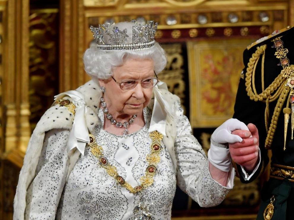 "Дейли Експрес": Британската кралица е започнала да предава властта на Чарлз