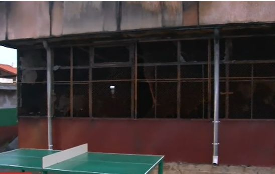 Ето какво остана от пламналия физкултурен салон на училище в Карнобат СНИМКИ
