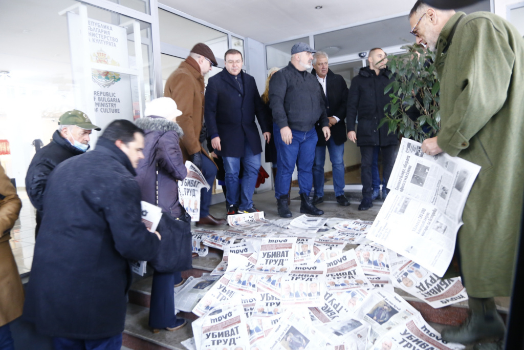 Напрежението ескалира! ГЕРБ блокира министерството на Минеков ВИДЕО