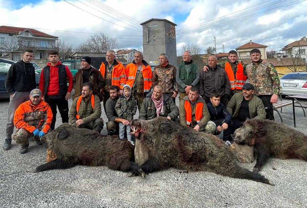 Селски кмет поваля по четири звяра за мандат СНИМКИ 