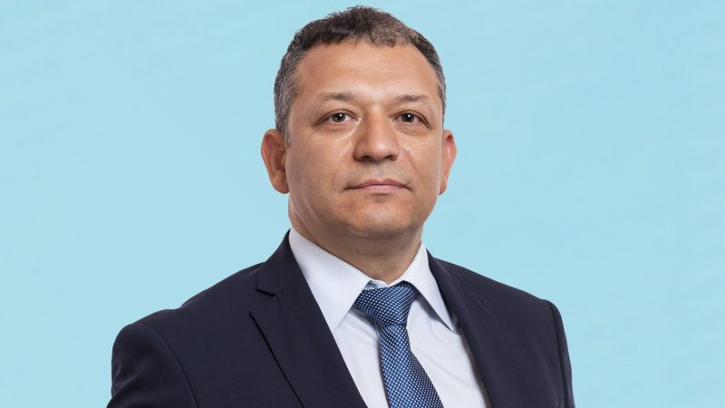 Фаворитът за външен министър в кабинета "Петков" излъгал за работата си в ЕП