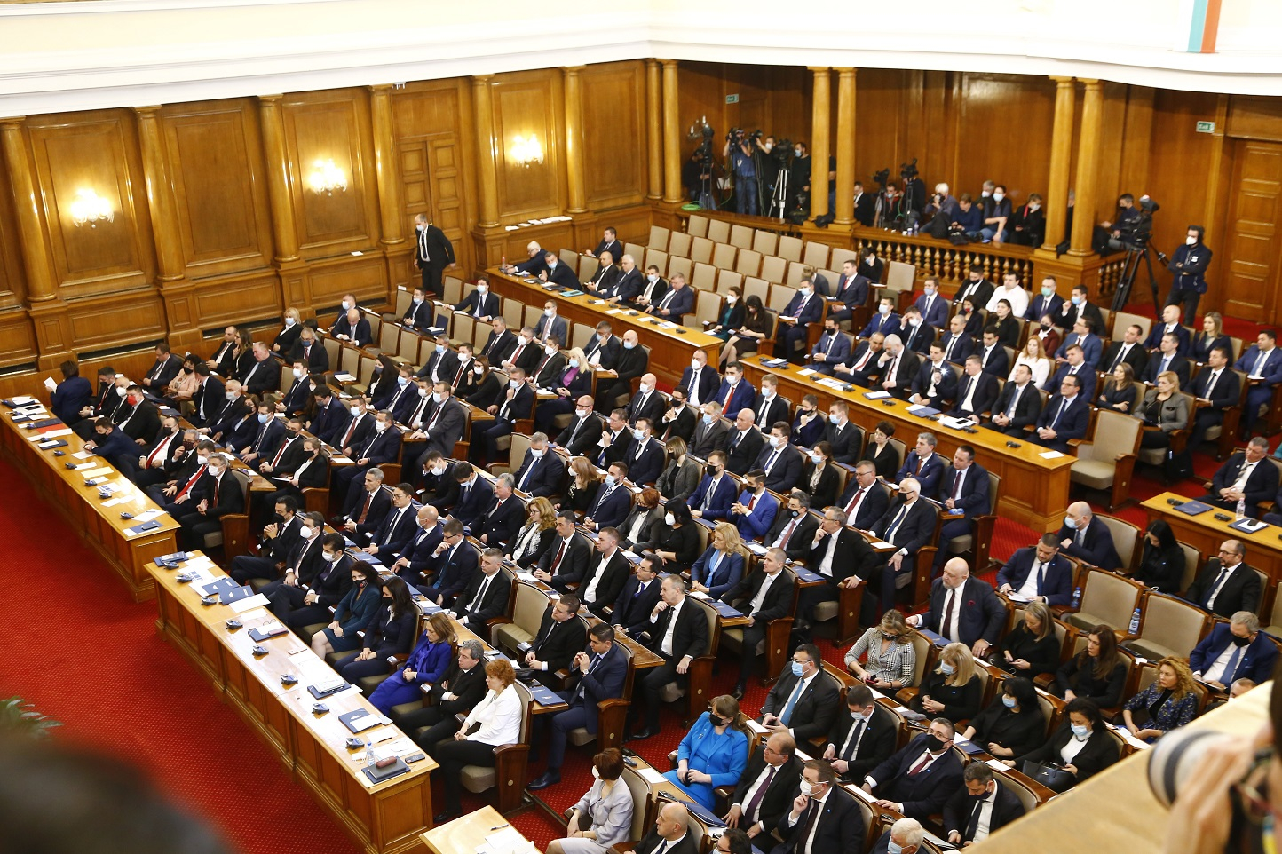 Цвета Караянчева се завърна на работа в парламента