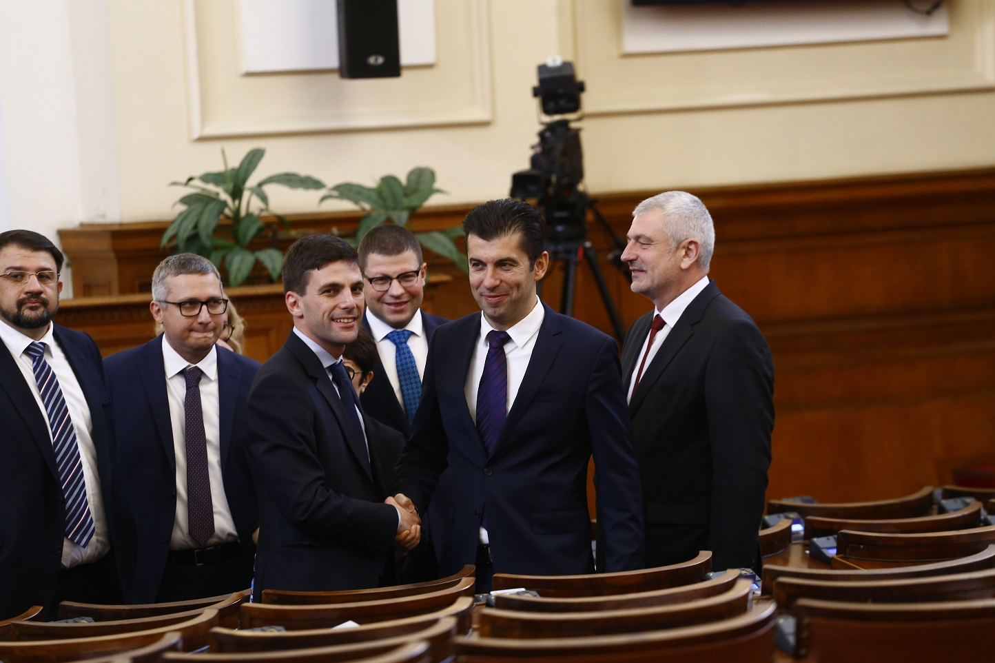 Блумбърг: Кирил Петков обеща да вдигне ветото срещу Северна Македония