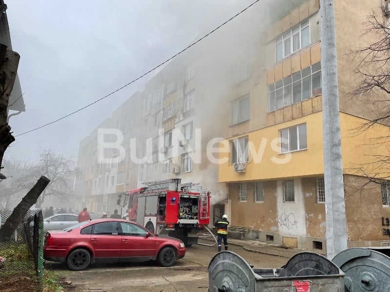 Огнен ад във Враца: Блок гори, хората не могат да излязат СНИМКИ