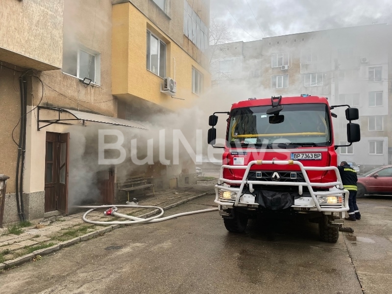 Огнен ад във Враца: Блок гори, хората не могат да излязат СНИМКИ