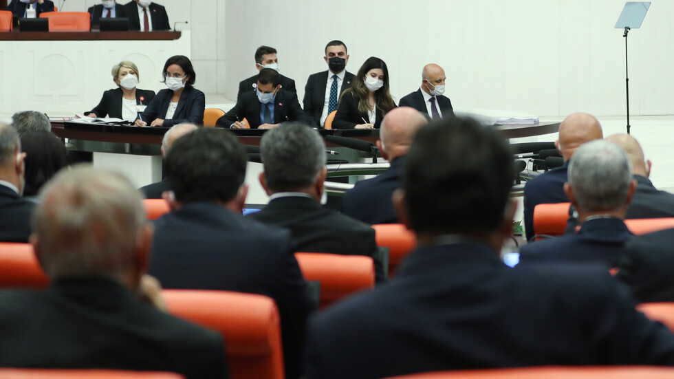 Депутати се млатиха свирепо в турския парламент ВИДЕО
