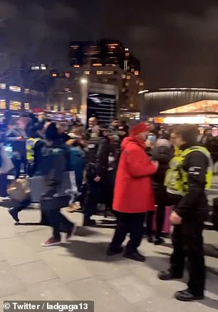 Извънредно евакуираха метростанция в Лондон, ето какво се случва СНИМКИ